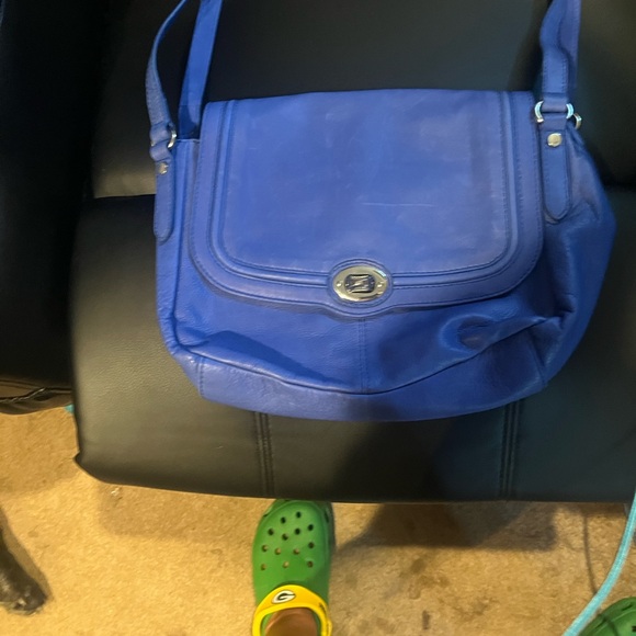 Vibrant Blue Shoulder Bag with Structured Design and Metallic Accents - Picture 4 of 11